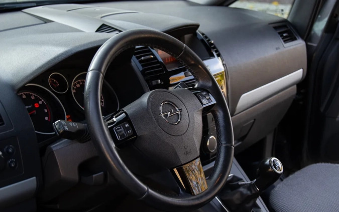 Opel Zafira cena 20900 przebieg: 220000, rok produkcji 2010 z Golub-Dobrzyń małe 781